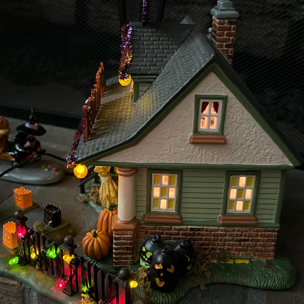 SOLD!!! Dept 56 Halloween "1031 Trick or Treat Drive" Retired - Picture 8 of 17
